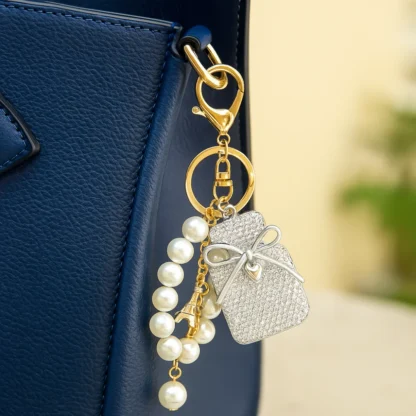 LLavero con forma de nudo de lazo, llavero con perlas y diamantes de imitación con incrustaciones de diamantes de imitación, llavero con forma bonita con borla, regalo