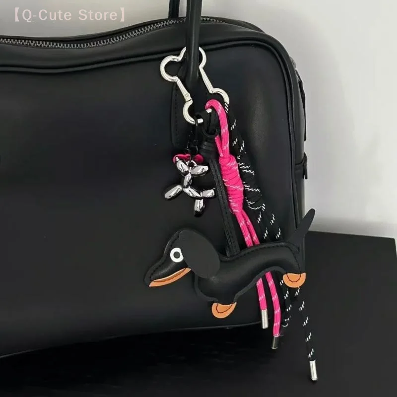 LLavero de perro salchicha negro y rosa a la moda, llavero de cuero dulce y fresco para cachorro, colgante para bolso de moda, decoración, accesorios para llaves Y2K