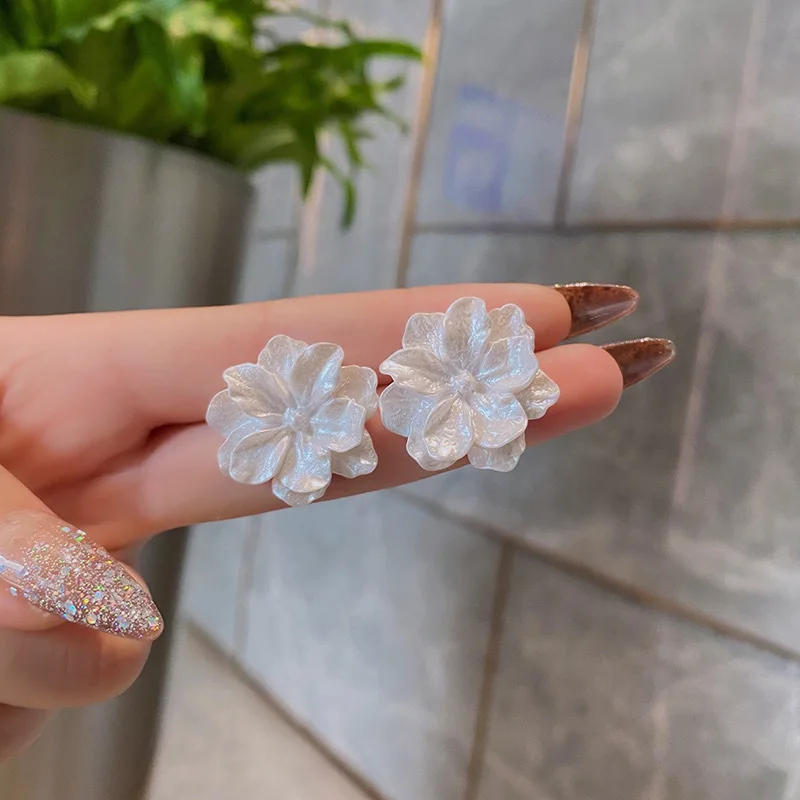 Pendientes de tuerca de flor blanca para mujer, pendiente de flor 2025, nueva moda coreana moderna, accesorios de joyería de fiesta para adolescentes y niñas