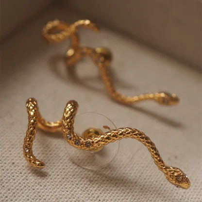 Pendientes de tuerca con motivo de serpiente en tono dorado de inspiración retro occidental - con incrustaciones de imitación de diamantes
