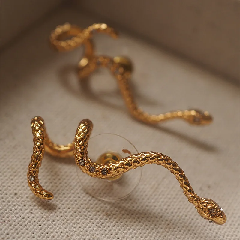 Pendientes de tuerca con motivo de serpiente en tono dorado de inspiración retro occidental - con incrustaciones de imitación de diamantes