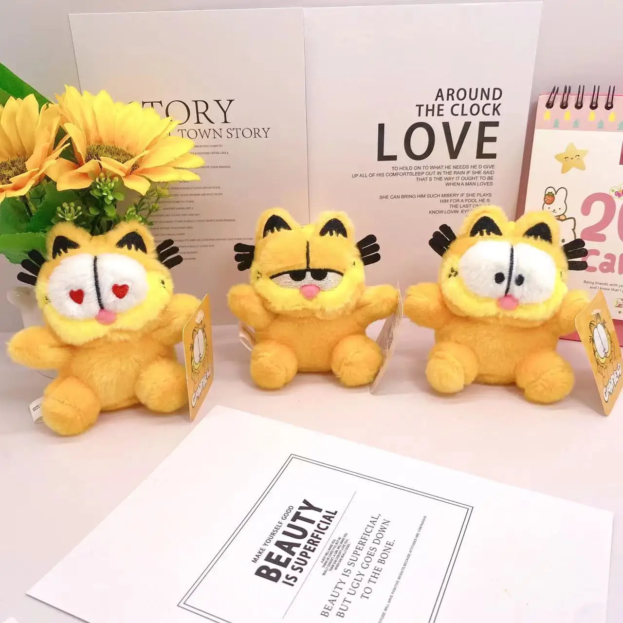 LLavero de juguete de peluche Garfield de Anime clásico de dibujos animados, bonito colgante para mochila, decorar Mini muñeca creativa, regalos de vacaciones para niños