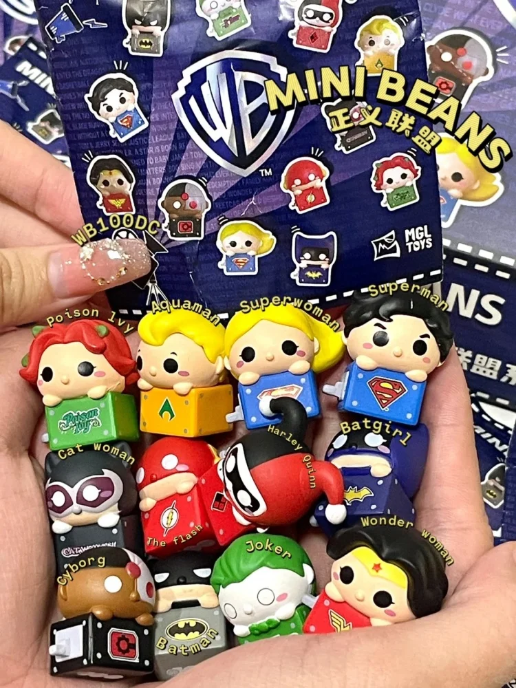 Mini figura DC Justice League Batman The Flash Mini caja ciega de frijoles figura de dibujos animados muñeca Linda decoración de coche colección juguetes regalos