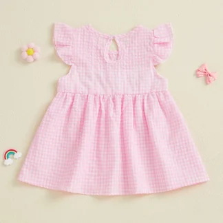 Adorable vestido de verano para niña pequeña con estampado de cuadros, mangas aleteadas, cuello redondo y letras bordadas en estilo acampanado