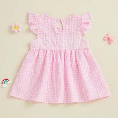 Adorable vestido de verano para niña pequeña con estampado de cuadros, mangas aleteadas, cuello redondo y letras bordadas en estilo acampanado