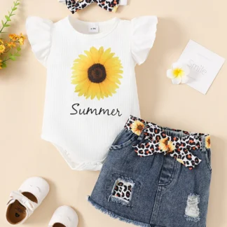 Look de verano juguetón: camiseta blanca con estampado de girasoles, combinada con falda vaquera desgastada, detalles con estampado de leopardo Añadir tendencia