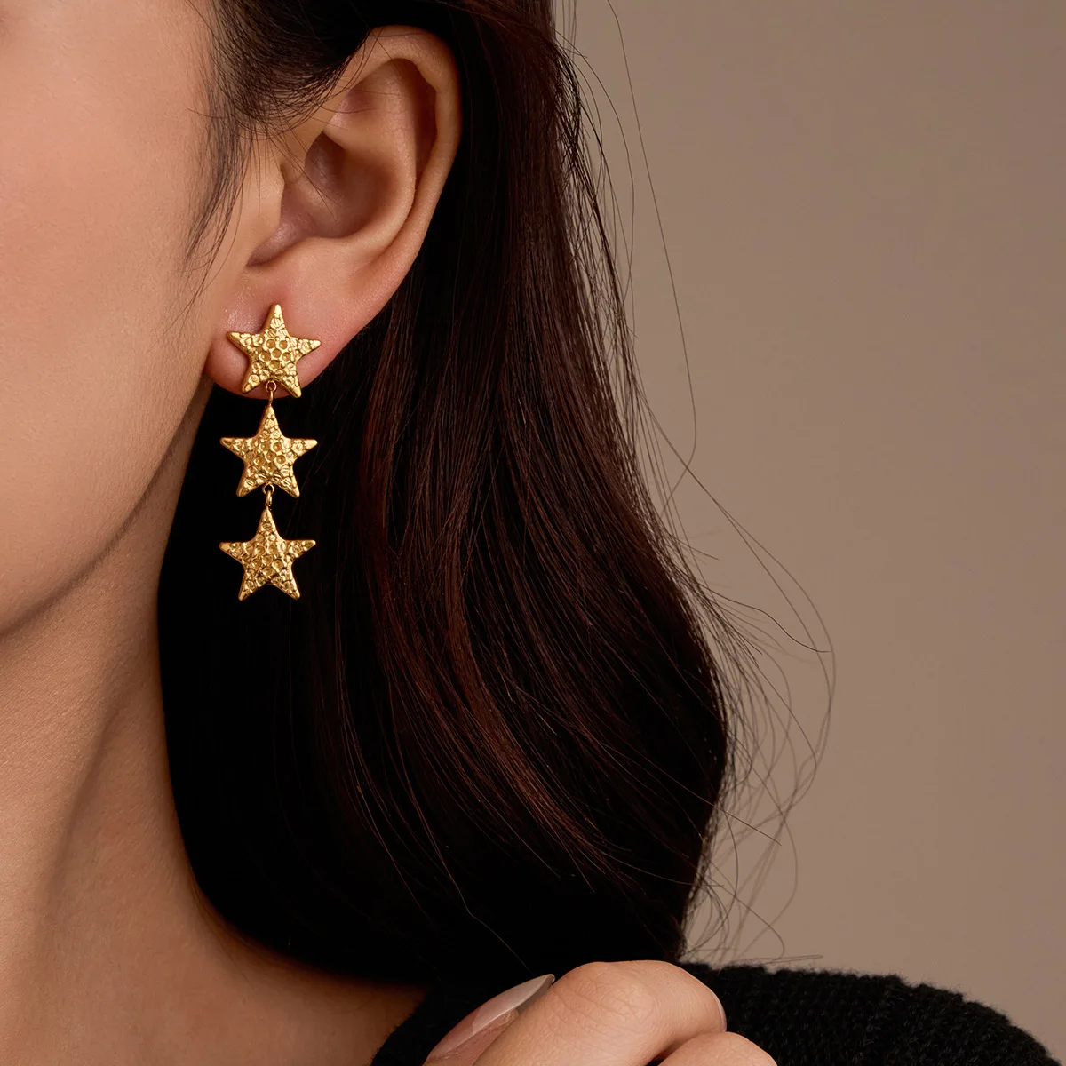 Pendientes de tuerca con diseño martillado de estrella de cinco puntas de acero inoxidable de alta gama: pendientes simples y elegantes en forma de estrella