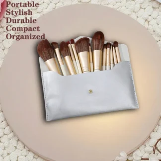 Juego de brochas de maquillaje portátil, elegante y duradero, bien empaquetado en una bolsa compacta para On - The - Go Beauty.