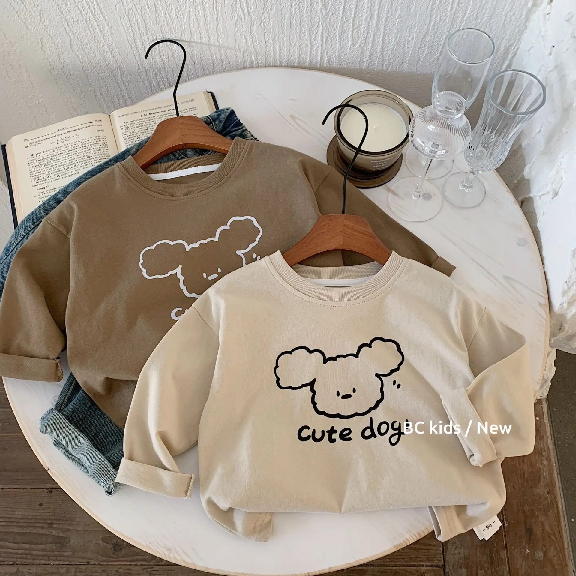 Camisetas nuevas de otoño para bebés, camisetas con estampado de letras de oso y cuello redondo para niños, sudaderas simples holgadas de manga larga, camiseta para niños de 1 a 8 años