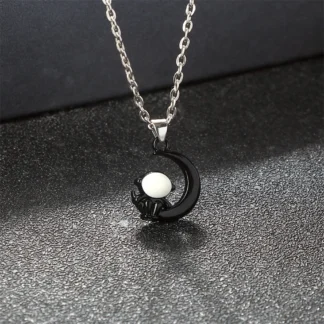 Lindo astronauta sentado en la luna colgante collares explorar el universo cadena de aleación con cierre de langosta joyería de moda regalos para mujeres