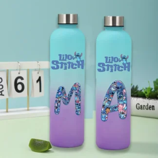 Botella de agua de 900ML de Disney Lilo & Stitch, tazas deportivas con letras impresas de dibujos animados de Anime y marcador de tiempo, botellas portátiles de regalo