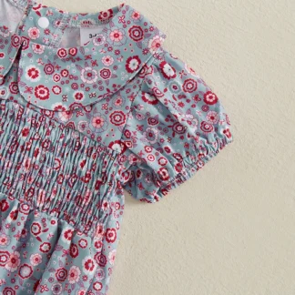 Adorable mameluco sin mangas para niñas pequeñas con detalle de volantes y cinturilla con pajarita para trajes de verano