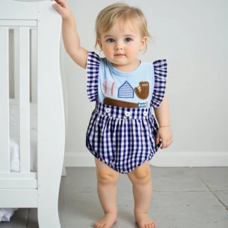 Adorable mono a cuadros rosa para niños pequeños con mangas aleteadas y lindo detalle de apliques de béisbol: dulce mameluco con cuello redondo