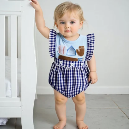 Adorable mono a cuadros rosa para niños pequeños con mangas aleteadas y lindo detalle de apliques de béisbol: dulce mameluco con cuello redondo