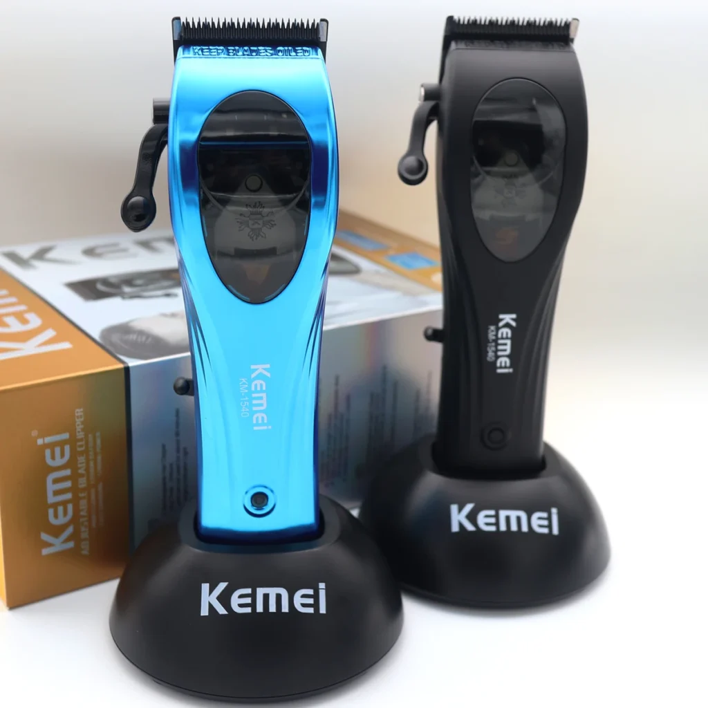 Cortadora de pelo profesional KEMEI, máquina cortadora de Motor magnético para metalurgia de polvos con Base de carga KM-1540