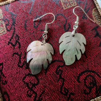Pendientes con colgante de cuentas de concha Natural de hoja de Jade para mujer, accesorio de joyería de moda para combinar con ropa y otras joyas