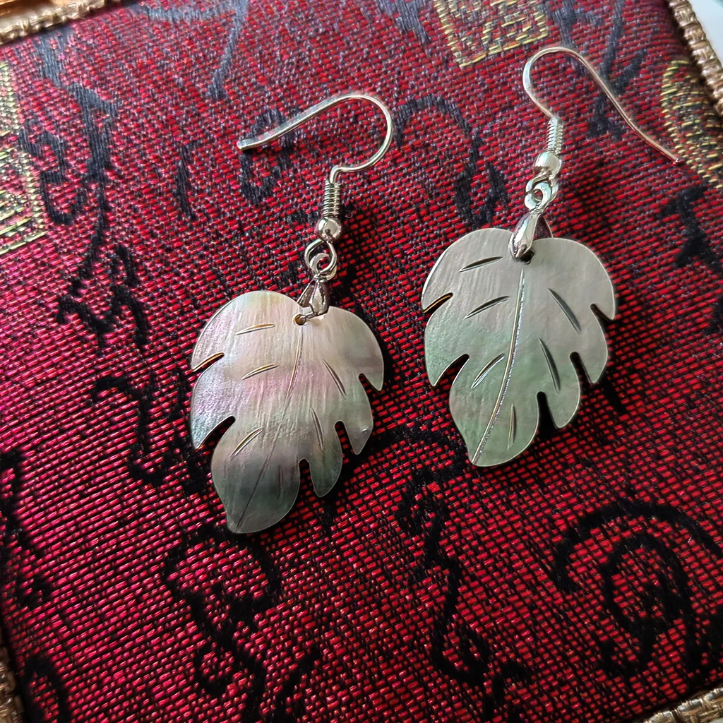 Pendientes con colgante de cuentas de concha Natural de hoja de Jade para mujer, accesorio de joyería de moda para combinar con ropa y otras joyas