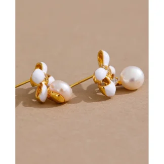 Mchic-pendientes dorados de perlas naturales para mujer, pajarita con nudo de lazo de esmalte blanco, circonita de 14K, chapado en Real, regalo de joyería