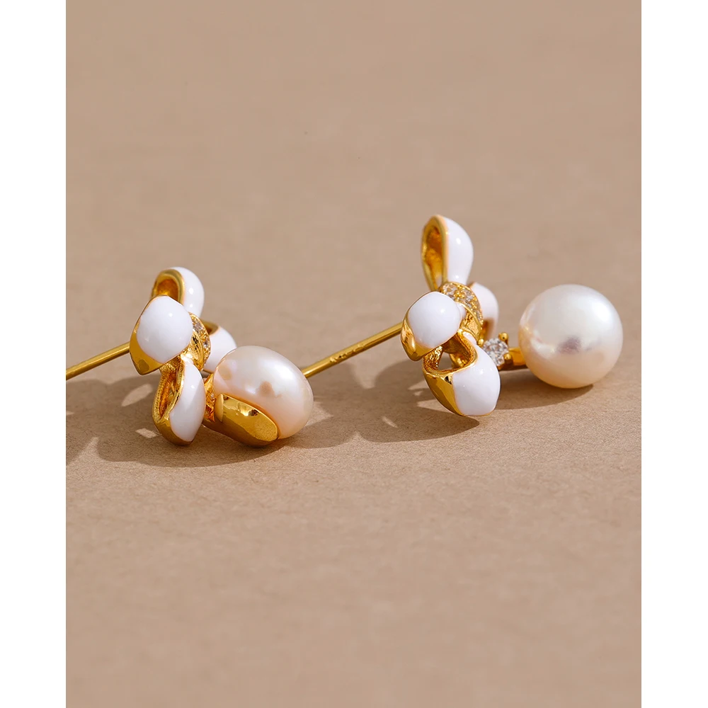 Mchic-pendientes dorados de perlas naturales para mujer, pajarita con nudo de lazo de esmalte blanco, circonita de 14K, chapado en Real, regalo de joyería