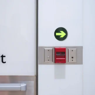 Pegatina de seguridad para suelo que brilla en la oscuridad, calcomanía adhesiva de flecha direccional de salida impermeable extraíble para centro comercial, Bar y cine, 10 Uds.