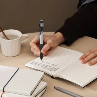 Lápiz de escritura de lectura nocturna 4 en 1 con luz LED, soporte plegable para teléfono, bolígrafo plegable, bolígrafo de tinta negra, suministros escolares y de oficina