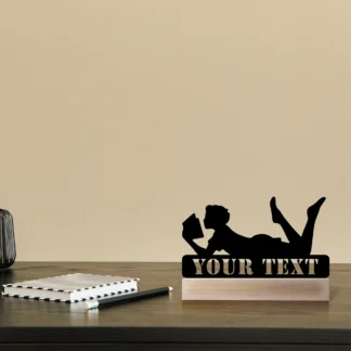 Estatua de Metal con Base de madera, adorno de hierro, escultura artística de hierro, para leer un libro, el niño tumbado en su estómago, 1 ud.