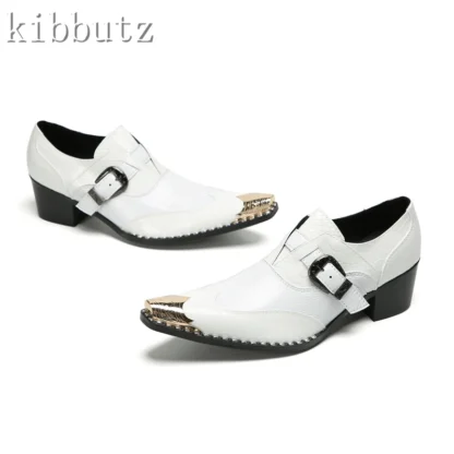 Zapatos blancos nuevos de cuero genuino para hombre, mocasines de tacón grueso con punta de Metal y hebilla puntiaguda, zapatos de vestir formales para fiesta de boda