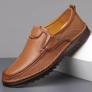 Mocasines clásicos de piel para hombre: elegantes zapatos sin cordones beige con punta redonda, ideales para trajes de negocios y casuales
