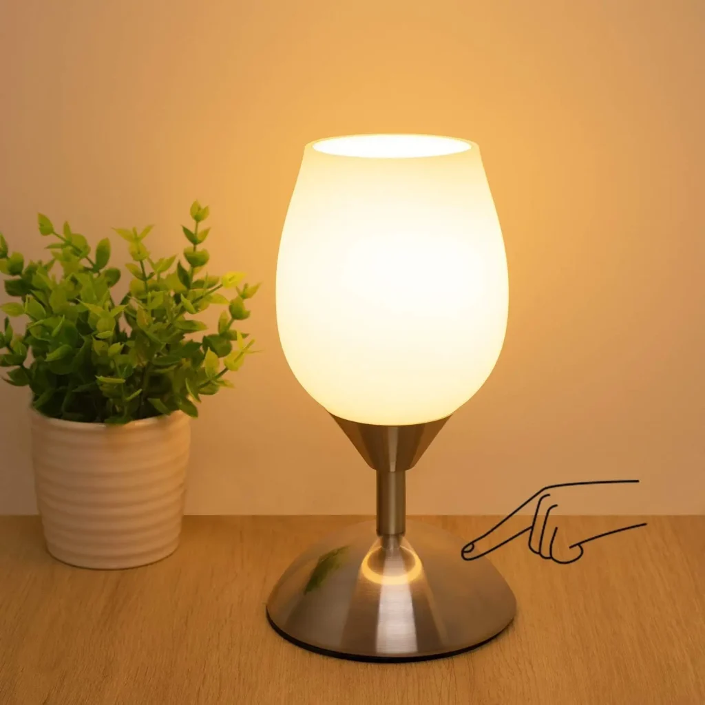 Pequeña lámpara táctil regulable con vidrio de ópalo, base plateada, bombilla E12: lámpara de mesa compacta para dormitorio y sala de estar