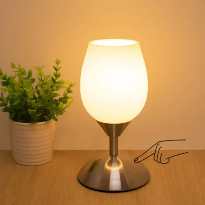 Pequeña lámpara táctil regulable con vidrio de ópalo, base plateada, bombilla E12: lámpara de mesa compacta para dormitorio y sala de estar