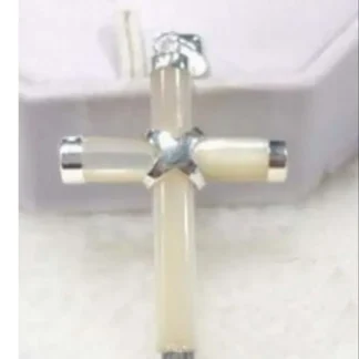 Colgante con cruz de nácar de concha blanca 18KWGP con collar