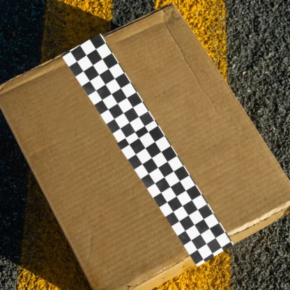 1 rollo de cinta adhesiva elegante con diseño de tablero de ajedrez en blanco y negro, adhesivo seguro y ecológico para envolver regalos, cierre creativo para sobres