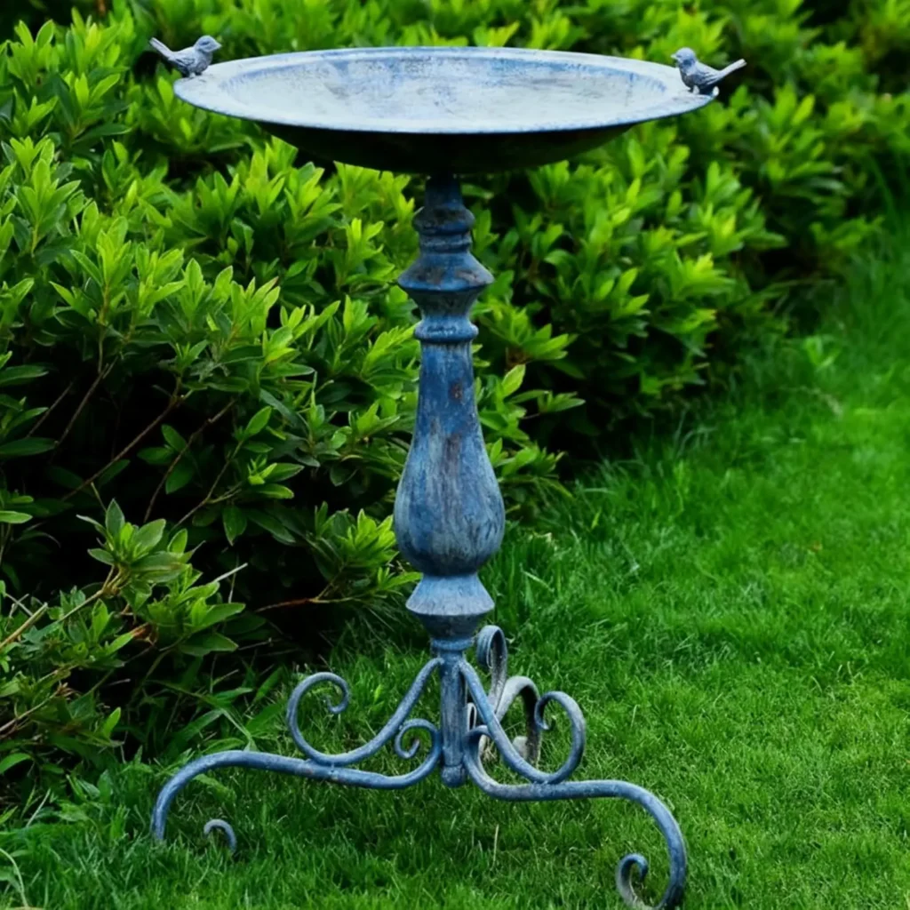 Baño de pájaros de metal azul vintage de 27,25" con pájaros de hierro fundido, decoración de jardín al aire libre, resistente al óxido