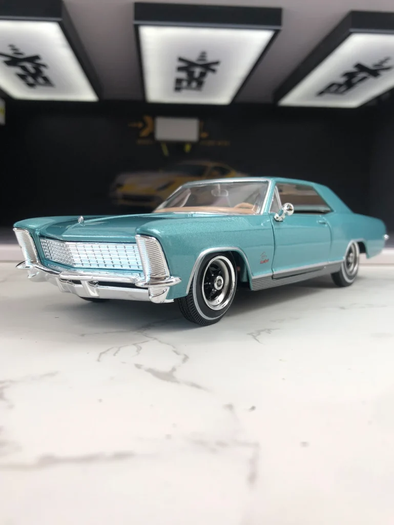 Maisto 1:26 simulación de aleación de zinc 1965 Buick Riviera Gran Sport modelo de coche, adorno estático, coche de regalo coleccionable de metal
